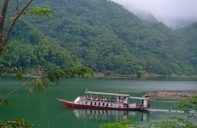 trai nghiem ho hoa binh bang thuyen