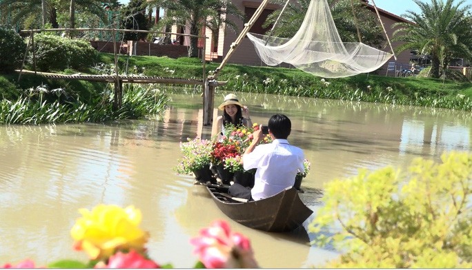 man nhan voi man bieu dien ca loc bay ben vuon hoa hong