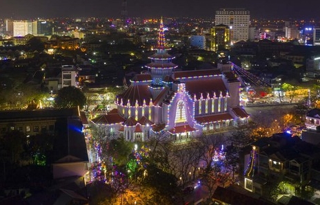 Hai nhà thờ lớn ở Huế lung linh trong dịp Giáng sinh