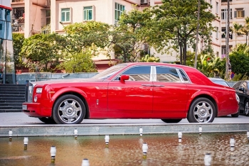 Rolls-Royce Phantom màu đỏ độc nhất tái xuất trên đường phố