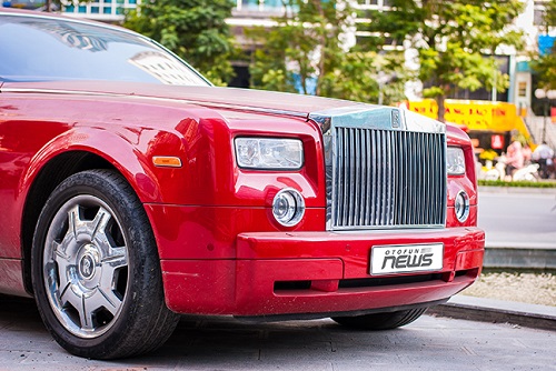 rolls royce phantom mau do doc nhat tai xuat tren duong pho