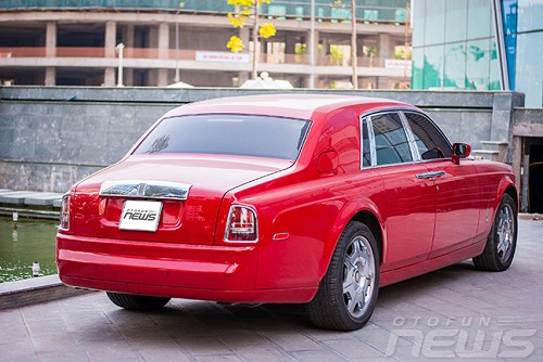 rolls royce phantom mau do doc nhat tai xuat tren duong pho