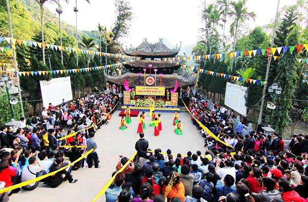 nhieu diem moi tai le hoi chua huong 2018