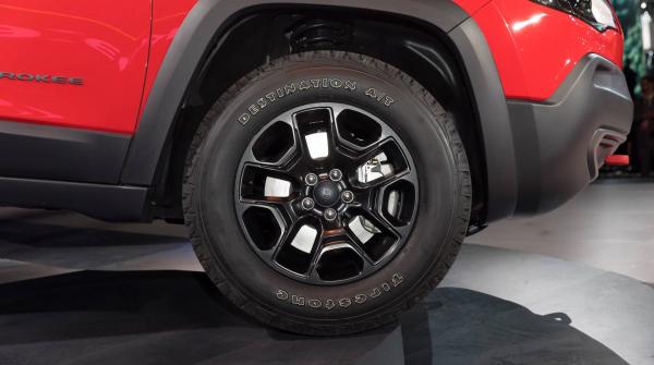 naias 2018 jeep cherokee 2019 ra mat co them phien ban dong co 20l tang ap