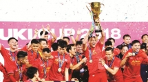 afc asian cup 2019 uae nhan an phat nang khi de cdv nem giay dep chai nuoc xuong cac cau thu qatar