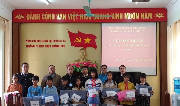 hai quan bac phong sinh trao qua cho cac em hoc sinh ngheo