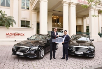 Mercedes-Benz Việt Nam bàn giao bộ đôi E 200 cho khách sạn Movenpick Hà Nội