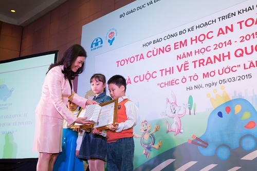 quottoyota cung em hoc an toan giao thongquot lan thu 10