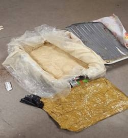 4,5 kg heroin dưới đáy valy