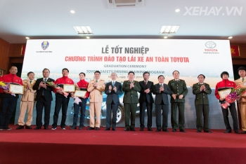 8 người đầu tiên tốt nghiệp chương trình đào tạo lái xe an toàn Toyota