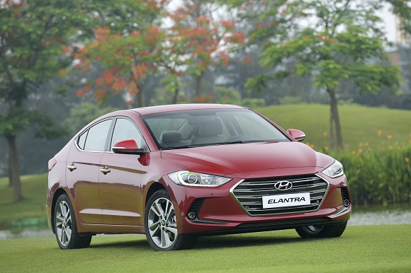 hyundai thanh cong giam 50 trieu cho khach hang mua santafe va elantra