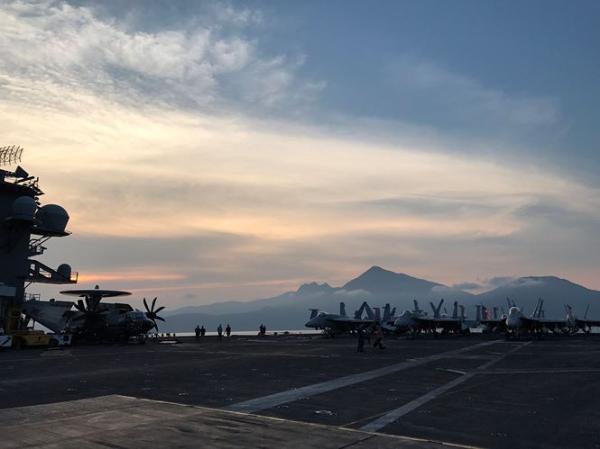 can canh kho vu khi 39khung39 tren tau san bay uss carl vinson o da nang