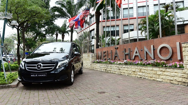 mercedes benz viet nam ban giao doi xe sang cho khach san meliahanoi