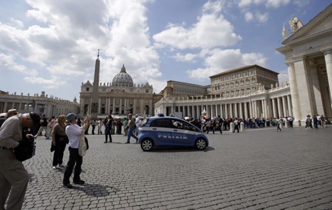 italy pha mang luoi khung bo am muu tan cong toa thanh vatican