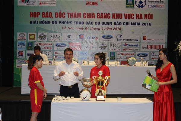 khoi dong giai bong da phong trao press cup 2016