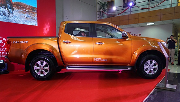 nissan np300 navara so tu dong co gia 649 trieu dong