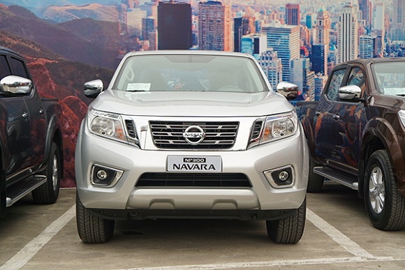 nissan np300 navara so tu dong co gia 649 trieu dong