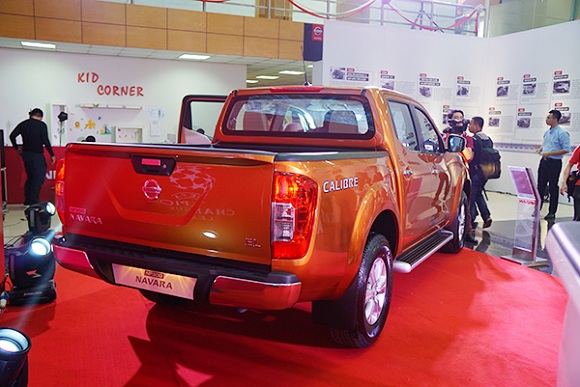 nissan np300 navara so tu dong co gia 649 trieu dong