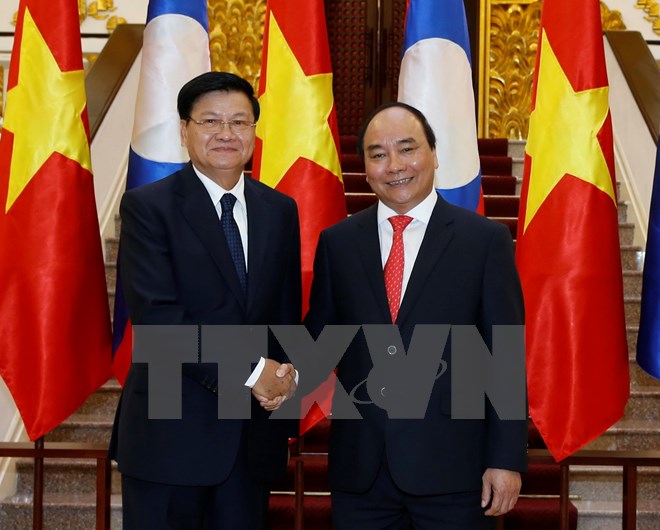 thu tuong nguyen xuan phuc don hoi dam voi thu tuong lao