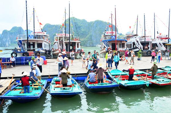 hap dan dich vu cheo thuyen nan tren vinh ha long