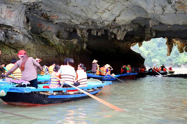 hap dan dich vu cheo thuyen nan tren vinh ha long