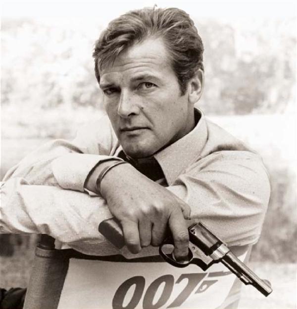 lang tu 007 roger moore qua doi vi benh ung thu