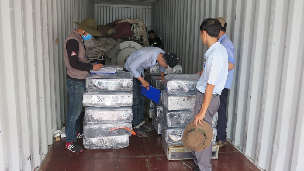 kham xet bat giu mot container may moc da qua su dung tai cang cat lai