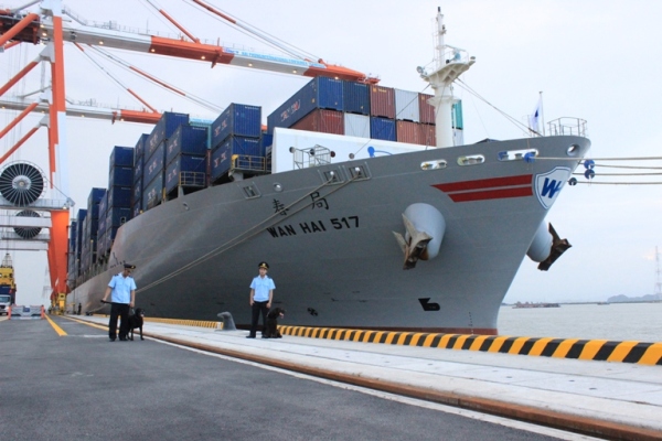 thu tuong nguyen xuan phuc phat lenh khai truong cang container quoc te hai phong