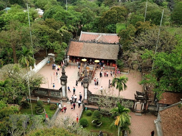 chi dao tu viec du khach trung quoc mac ao in hinh duong luoi bo