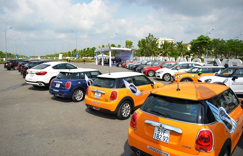 300 khach hang tham du bmw driving experience tai ha noi