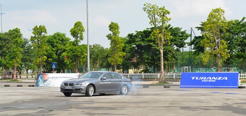 300 khach hang tham du bmw driving experience tai ha noi