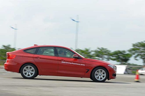 300 khach hang tham du bmw driving experience tai ha noi