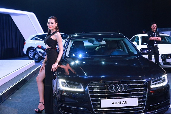 nguoi dep sanh vai cung xe sang tai audi progressive 2016