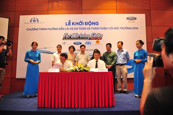 ford viet nam khoi dong lai xe an toan lan 9