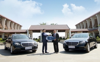 Mercedes-Benz bàn giao xe E-Class cho khu nghỉ dưỡng Palm Garden