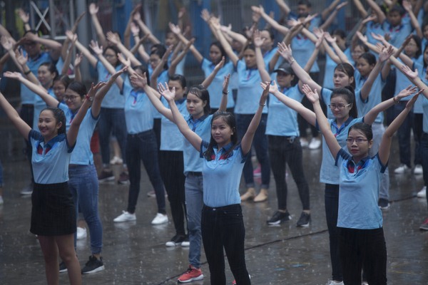 hang nghin can bo vietinbank doi mua nhay flashmob