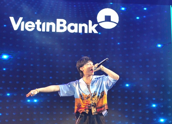 hang nghin can bo vietinbank doi mua nhay flashmob