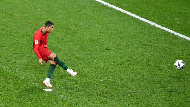 ronaldo sut hong penalty vi bat chuoc messi khong chiu noi ap luc tu harry kane