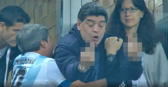 diego maradona gay phan no vi gio 39ngon tay thoi39 va chui the sau khi rojo ghi ban