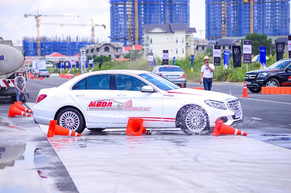 trai nghiem voi hoc vien lai xe an toan mercedes benz 2016