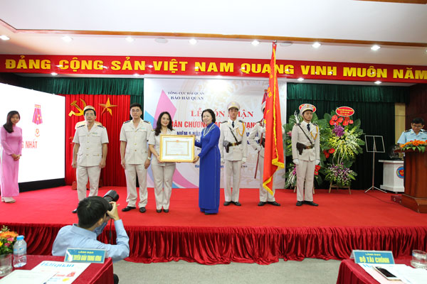 bao hai quan don nhan huan chuong lao dong hang nhat va khai truong phien ban tieng anh bao dien tu