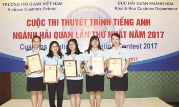 Lần đầu thi thuyết trình “Customs English”