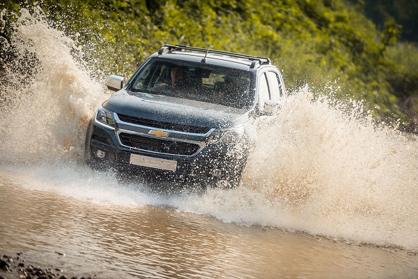 vuot qua cac bai kiem tra khac nghiet chevrolet trailblazer va colorado du suc duong dau voi cac con duong ngap lut