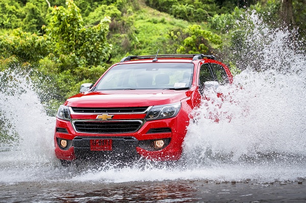 vuot qua cac bai kiem tra khac nghiet chevrolet trailblazer va colorado du suc duong dau voi cac con duong ngap lut