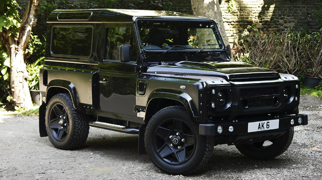 man nhan voi land rover defender doc tai trien lam xe london