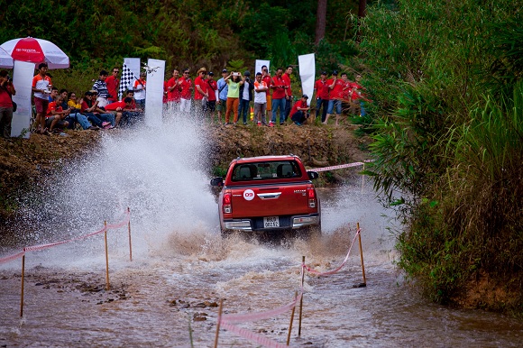 khach hang so huu hilux voi to chuc chuong trinh trai nghiem tay nguyen