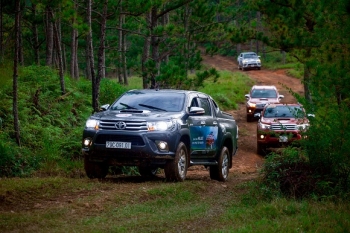 Khách hàng sở hữu Hilux với tổ chức chương trình trải nghiệm Tây nguyên