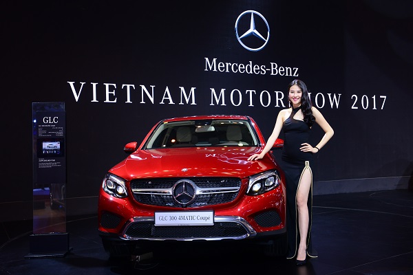 dan nguoi dep trong gian hang cua mercedes benz