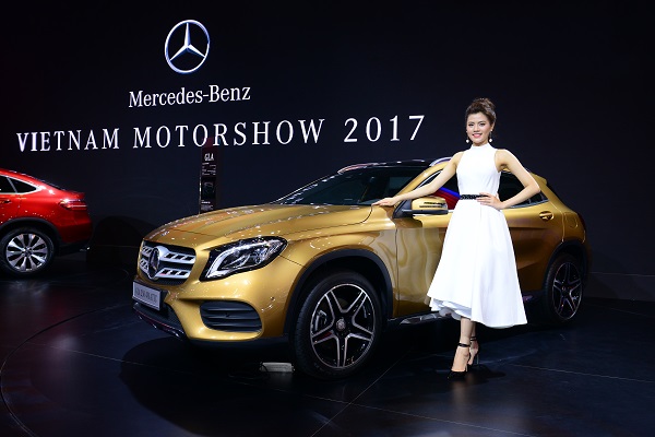 dan nguoi dep trong gian hang cua mercedes benz