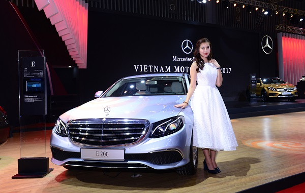 dan nguoi dep trong gian hang cua mercedes benz